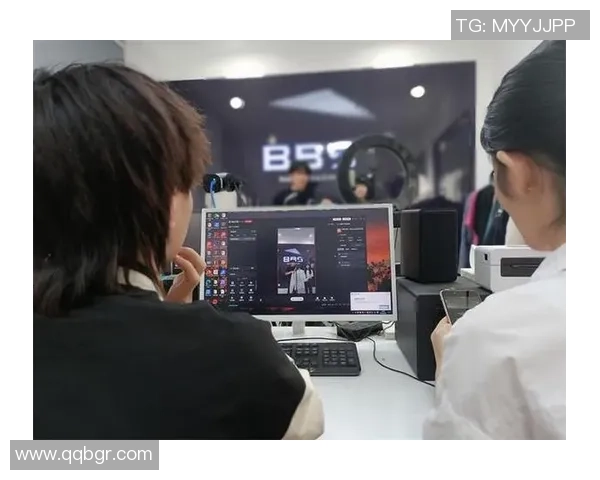 选手化身女装主播直播英雄联盟精彩瞬间引发热议和欢笑